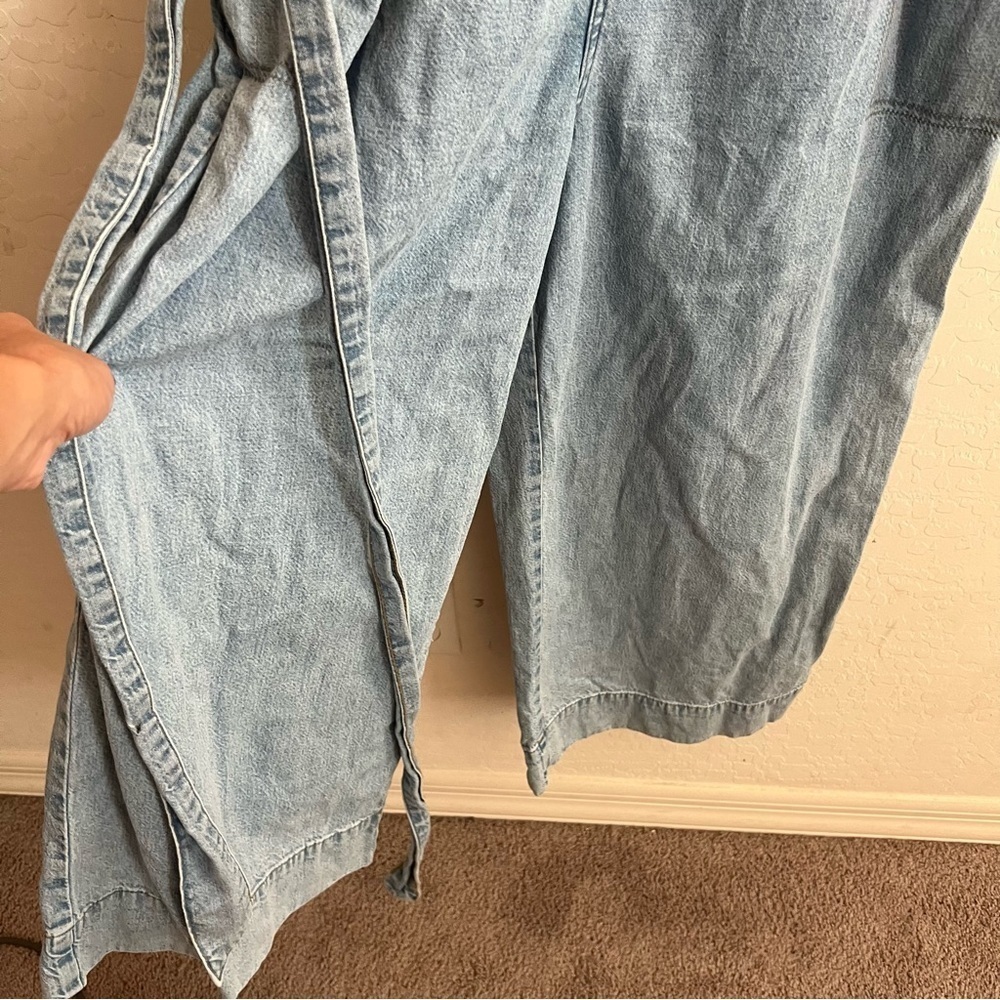 H&M light wash denim wide leg v-neck jumpsuit - Picture 5 of 9